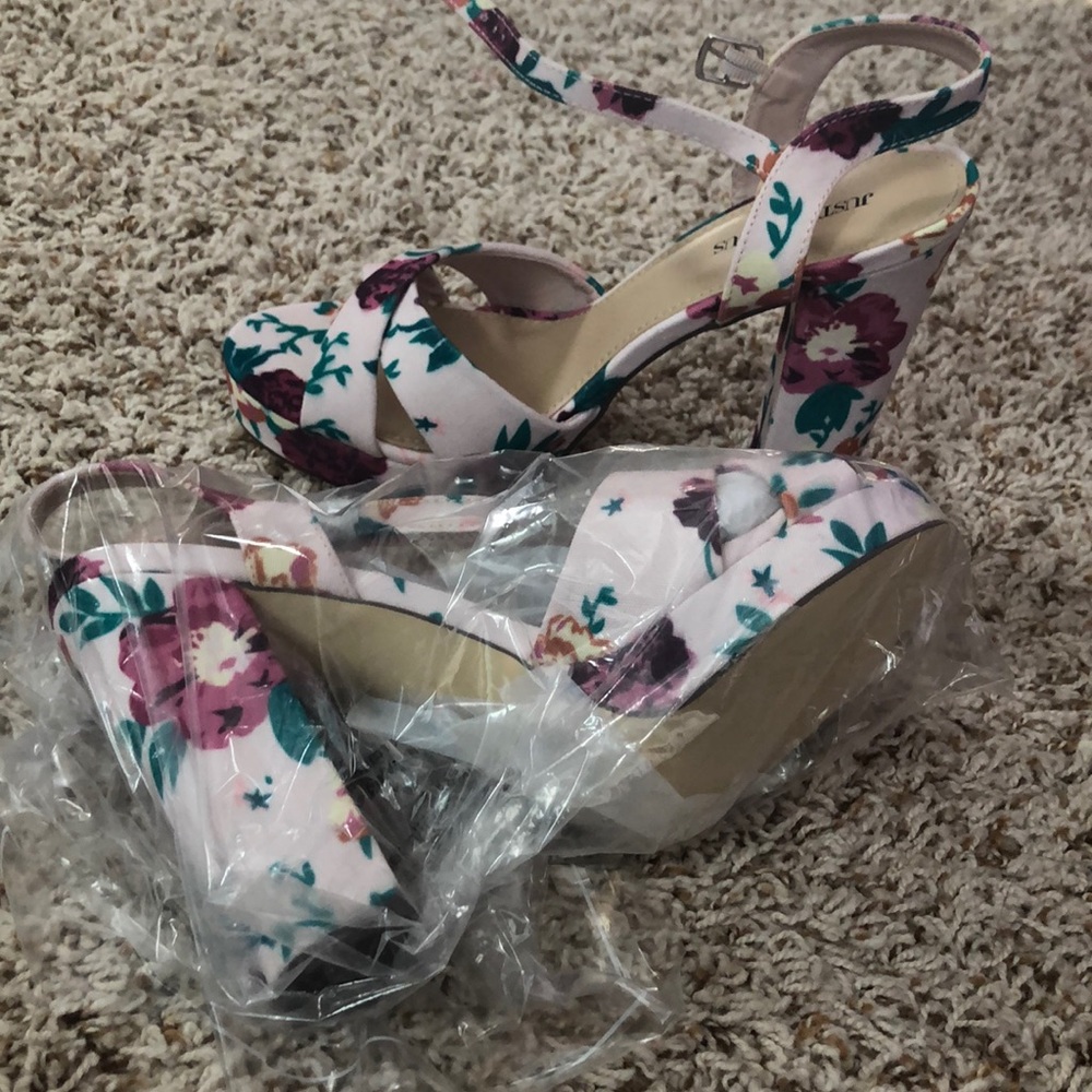 Floral print heel
